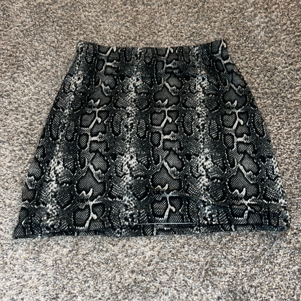 Tight snake skin skirt